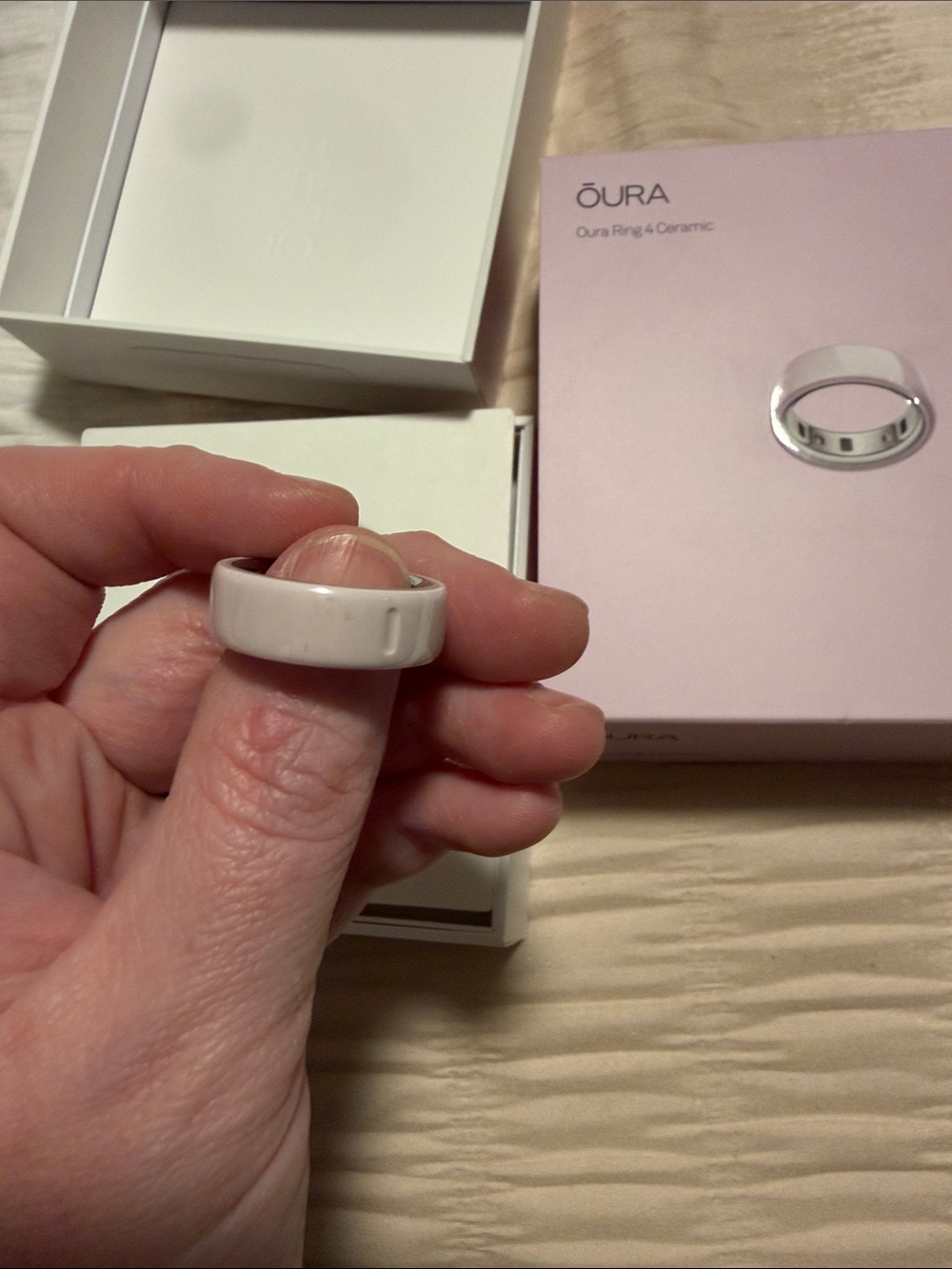 Oura Ring 4 Ceramic Smart Ring - petal size 8 - Picture 4 of 6